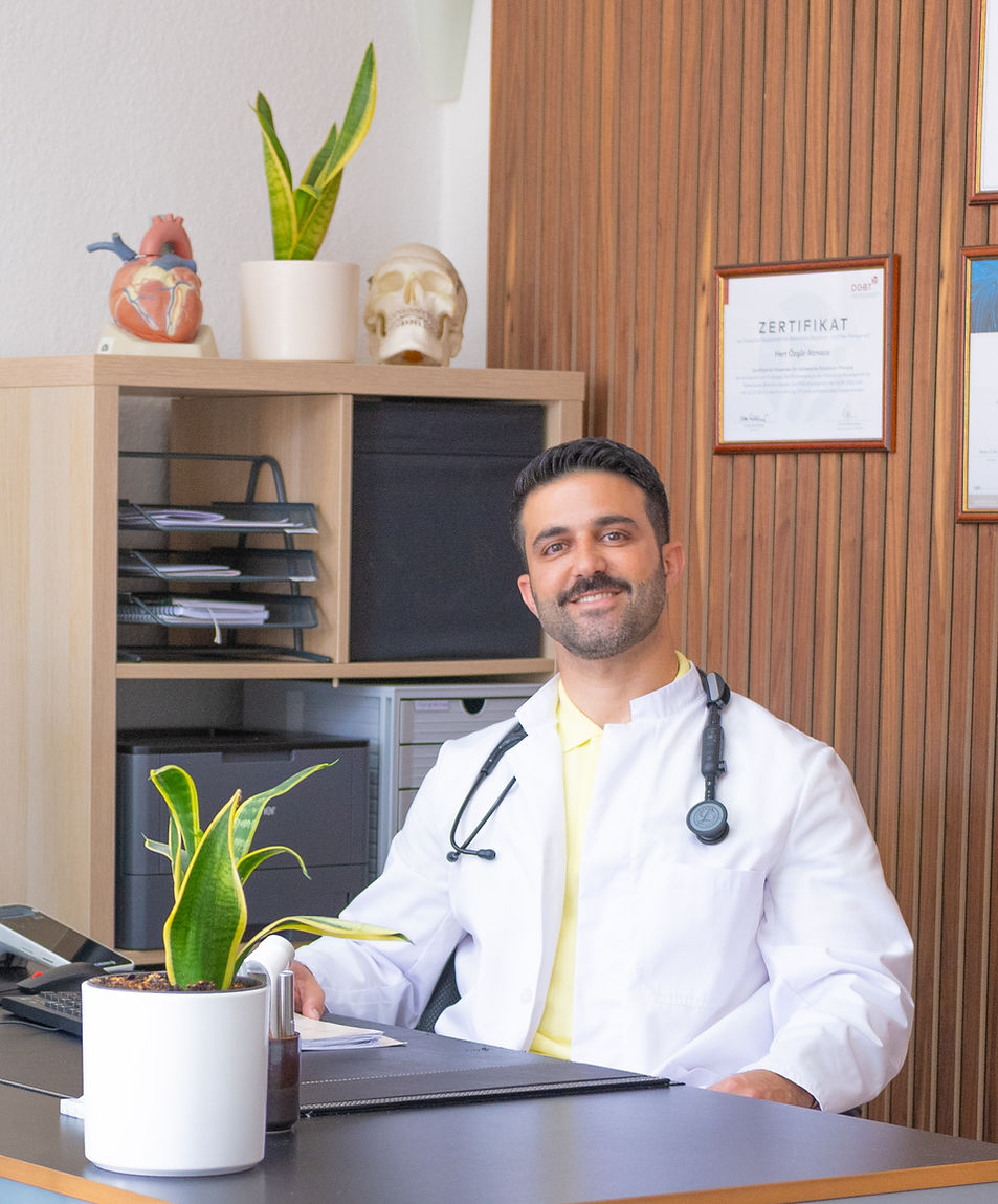 Tip Dr. Özgür Atmaca in seiner Praxis